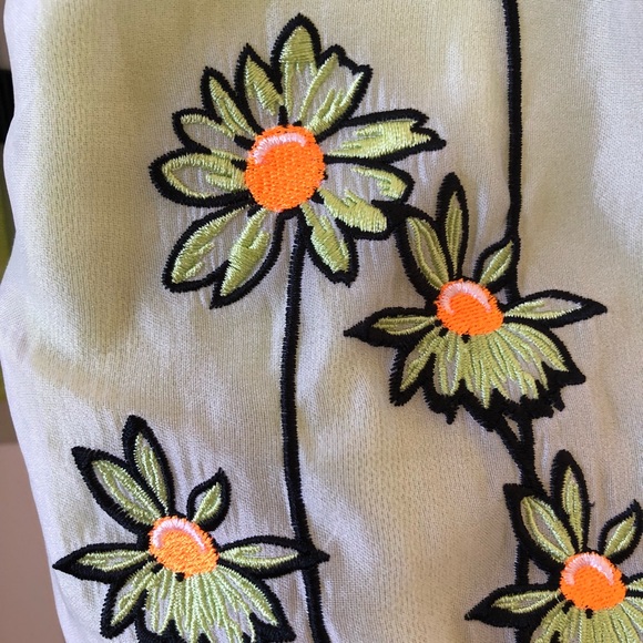 Yellow/green flower top - Picture 4 of 6